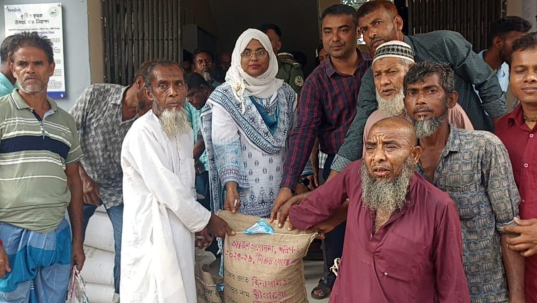 ক্ষুদ্র ও প্রান্তিক আড়াই শতাধিক কৃষকের মধ্যে বিনামুল্যে বীজ ও সার বিতরণ