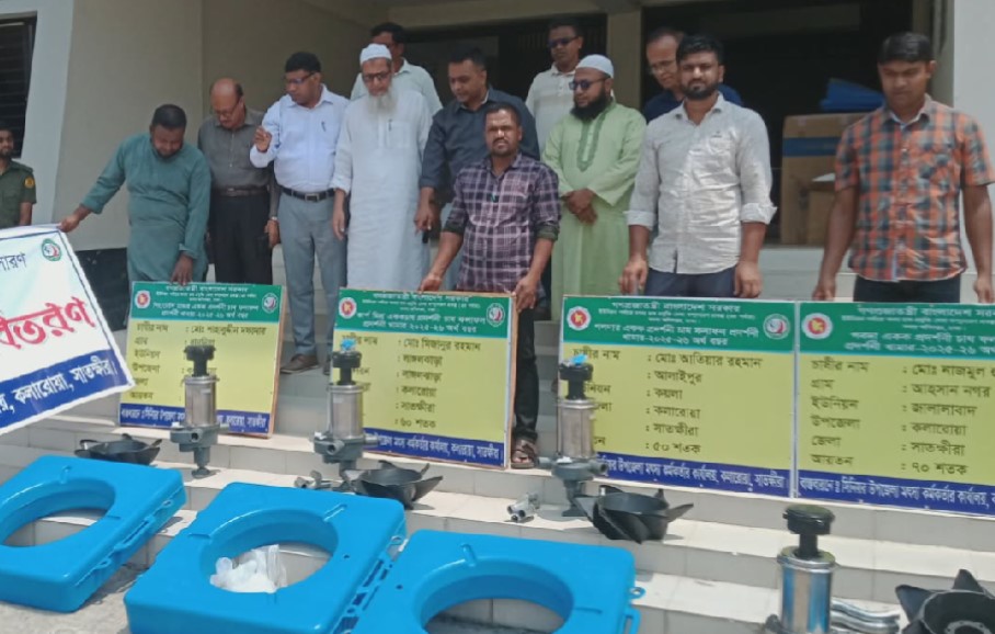 কলারোয়ায় মৎস্য চাষে প্রদর্শনী উপকরণ বিতরণ