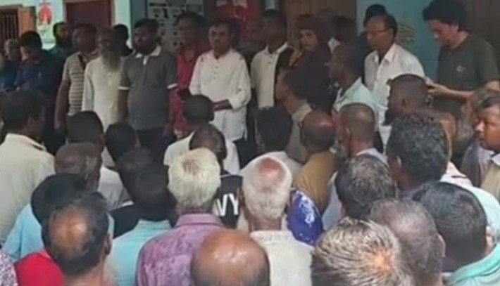 আশাশুনি সদরে সমুদ্রে মাছধরা জেলেদের খাদ্য সহায়তা বিতরণ