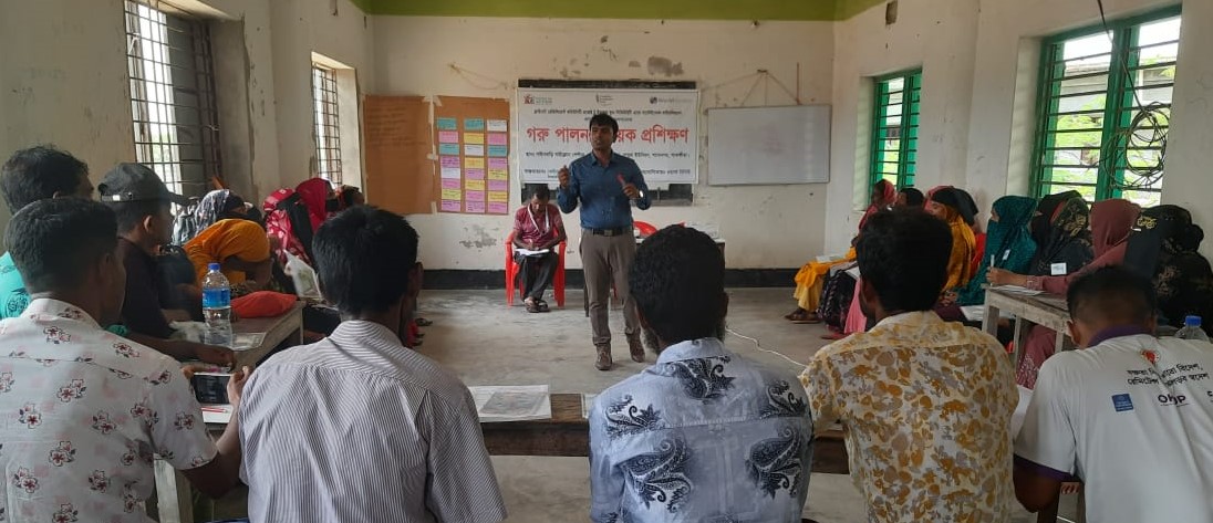 গাবুরায় পারিবারিক আয় বাড়াতে গরু পালনের প্রশিক্ষণ