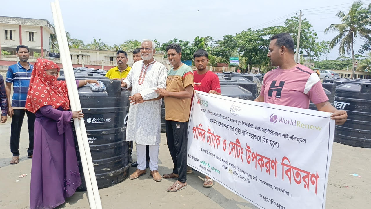 শ্যামনগরের গাবুরাতে এক হাজার লিটারের ৭৭টি পানির ট্যাংক বিতরণ