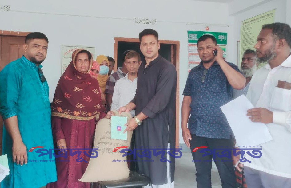 দেবহাটার নওয়াপাড়ায় ৫৭০ পরিবারের মাঝে ভিজিডব্লিউ প্রকল্পের চাল বিতরণ