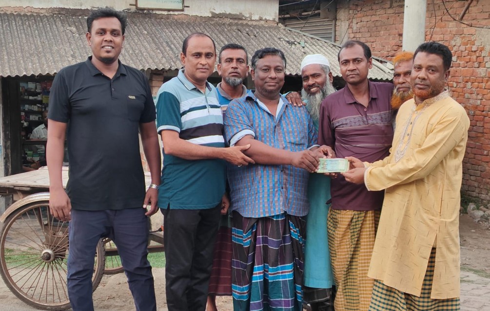 ব্যাংদহা বাজার উন্নয়নে নগদ অর্থ প্রদান