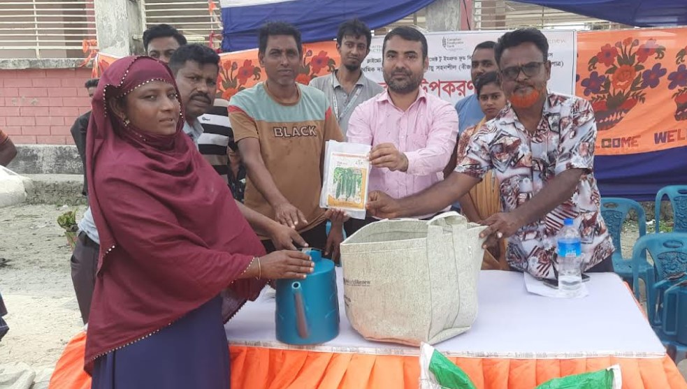 শ্যামনগরে কৃষকদের মাঝে লবণসহনশীল বীজ ও উপকরণ বিতরণ