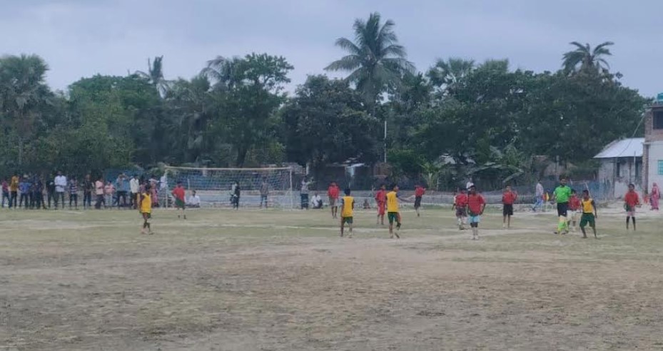 আশাশুনিতে গোল্ডকাপ ফুটবলে চ্যাম্পিয়ন শরাফপুর ও আনুলিয়া