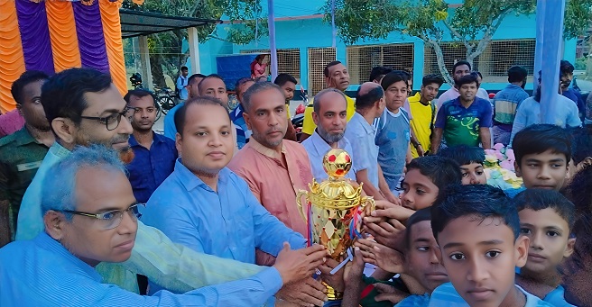 কালিগঞ্জে প্রাথমিক বিদ্যালয় গোল্ডকাপ ফুটবল টুর্নামেন্টে গণেশপুর ও এনএনটি  চ্যাম্পিয়ন  নিয়াজ কওছার তুহিন: সাতক্ষীরার কালিগঞ্জে আন্তঃপ্রাথমিক বিদ্যালয় গোল্ডকাপ ফুটবল টুর্নামেন্টের বালক ও বালিকা বিভাগের ফাইনাল খেলা অনুষ্ঠিত হয়েছে। রবিবার (২৬ এপ্রিল) বিকেলে উপজেলা পরিষদ মাঠে উপজেলা পর্যায়ের এ  ফাইনাল খেলার আয়োজন করা হয়। বালক বিভাগে গনেশপুর সরকারি প্রাথমিক বিদ্যালয় ৬-০ গোলের ব্যবধানে উত্তর ভাড়াশিমলা সরকারি প্রাথমিক বিদ্যালয়কে পরাজিত করে চ্যাম্পিয়ন হয়। এছাড়া বালিকা বিভাগের ফাইনালে এনএনটি (রতনপুর, নিজদেবপুর ও টুপদিয়া) সরকারি প্রাথমিক বিদ্যালয় ১-০ গোলের ব্যবধানে ভদ্রখালী সরকারি প্রাথমিক বিদ্যালয়কে হারিয়ে চ্যাম্পিয়ন হওয়ার গৌরব অর্জন করে।  ফাইনাল খেলার উদ্বোধন করেন কালিগঞ্জ উপজেলা নির্বাহী কর্মকর্তা (অতিরিক্ত দায়িত্বপ্রাপ্ত) মিলন সাহা।  উপজেলা শিক্ষা অফিসার দীপক কুমার বিশ্বাসের সভাপতিত্বে বিশেষ অতিথি ছিলেন উপজেলা জামায়াতের সেক্রেটারি ও উপজেলা পরিষদের সাবেক ভাইস চেয়ারম্যান সহকারী অধ্যাপক আব্দুর রউফ, উপজেলা বিএনপির সাবেক সদস্য সচিব শেখ শফিকুল ইসলাম বাবু, ধলবাড়িয়া ইউপি চেয়ারম্যান গাজী শওকাত হোসেন, রতনপুর ইউপি চেয়ারম্যান এম আলিম আল রাজি টোকন, উপজেলা সহকারী শিক্ষা অফিসার আব্দুর রকিব, জ্যোতি শংকর রায়, সদর সরকারি প্রাথমিক বিদ্যালয়ের প্রধান শিক্ষক আল আমিন, উত্তর ভাড়াশিমলা সরকারি প্রাথমিক বিদ্যালয়ের প্রধান শিক্ষক ওবায়দুর রহমান প্রমুখ। খেলার ধারাভাষ্য প্রদান করেন জাতীয় ধারাভাষ্যকার ইসমাইল হোসেন মিলন ও এম.আর. মোস্তাক। খেলা পরিচালনা করেন সুকুমার দাশ বাচ্চু, সৈয়দ মোমেনুর রহমান, আলিমুজ্জামান রিফাত, নাঈমুর রহমান নাঈম, রবিউল ইসলাম ও সাকিব সোহেল। বিভিন্ন বিদ্যালয়ের প্রধান শিক্ষক, সহকারী শিক্ষক, অভিভাবক ও বিপুল সংখ্যক দর্শক ক্ষুধে ফুটবলারদের ক্রীড়া নৈপুণ্য উপভোগ করেন।