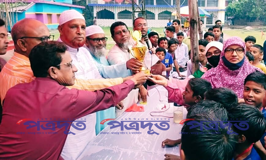 আশাশুনিতে যুব স্পোর্টিং ক্লাবকে খেলার সামগ্রী প্রদান
