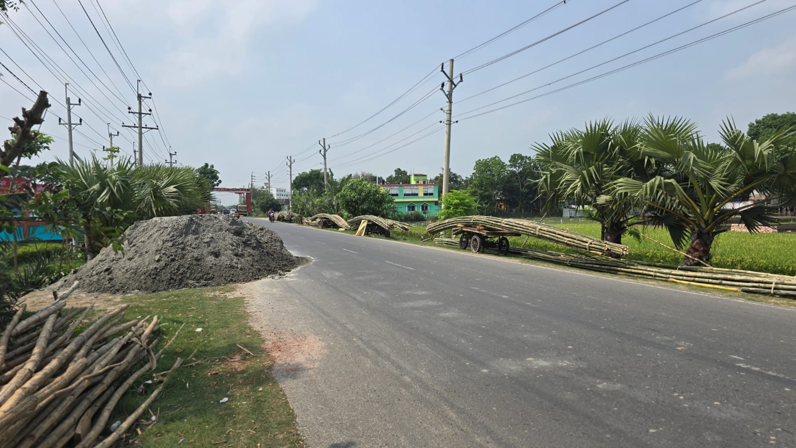 সাতক্ষীরা বাইপাস সড়কে অবৈধ দখল, ঝুঁকিতে পথচারী
