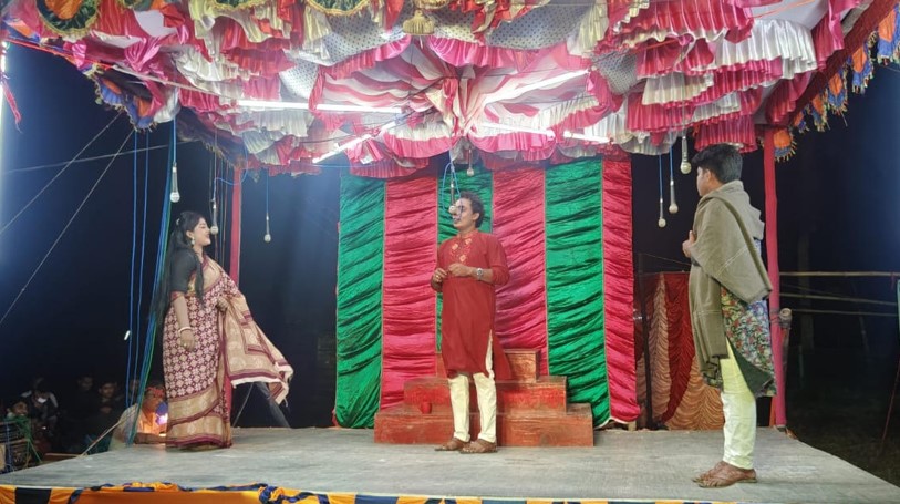 শ্যামনগরে উৎসবমুখর পরিবেশে মঞ্চস্থ সামাজিক যাত্রাপালা ‘সাত পাকে বাঁধা’