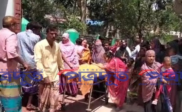 শ্যামনগর বুড়িগোলিনীতে নদীর চরে গাছ হত্যার প্রতিবাদে মানববন্ধন