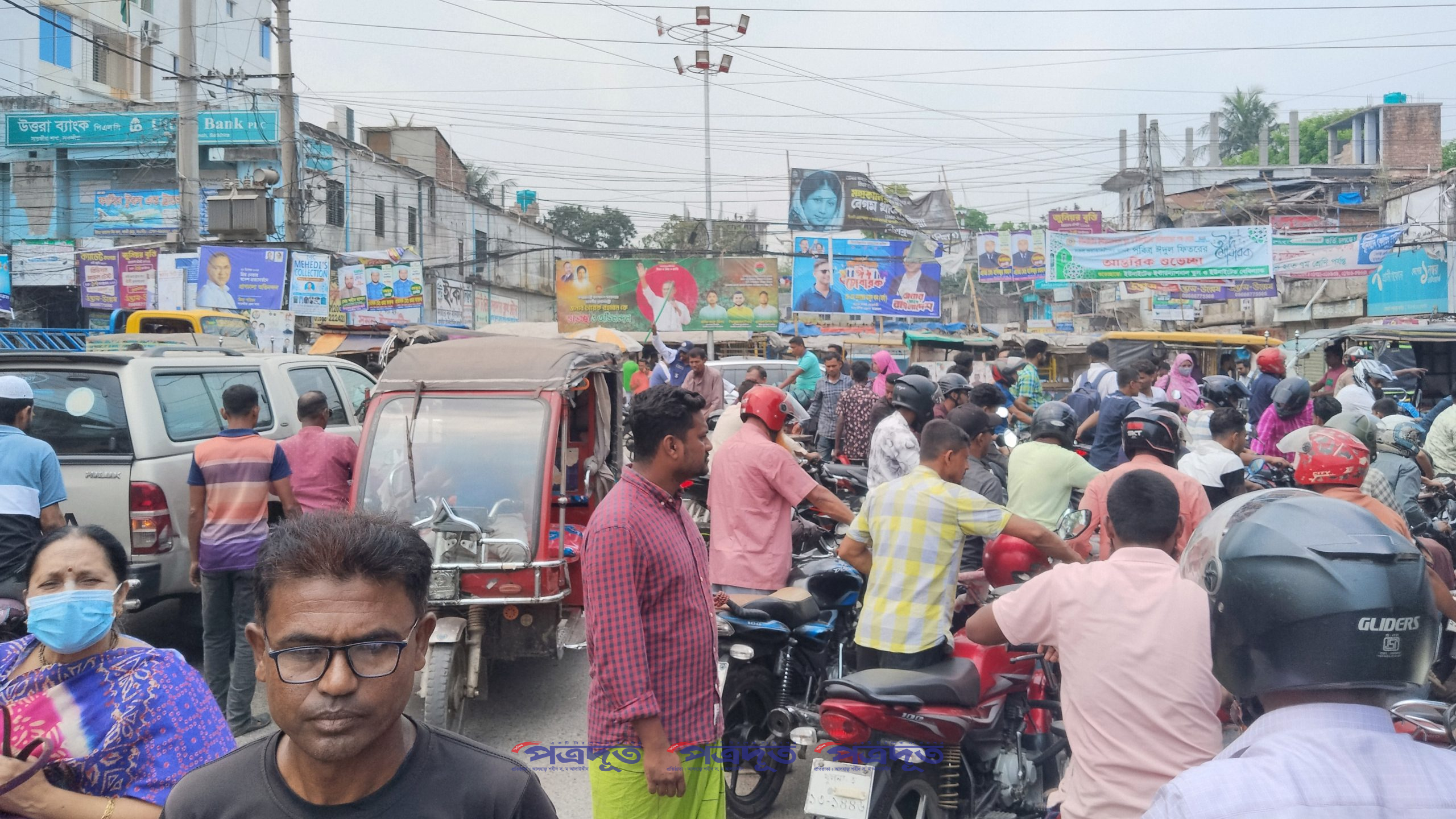 যানজটে নাকাল সাতক্ষীরা, রোদে পুড়ে ঘণ্টার পর ঘণ্টা অপেক্ষা