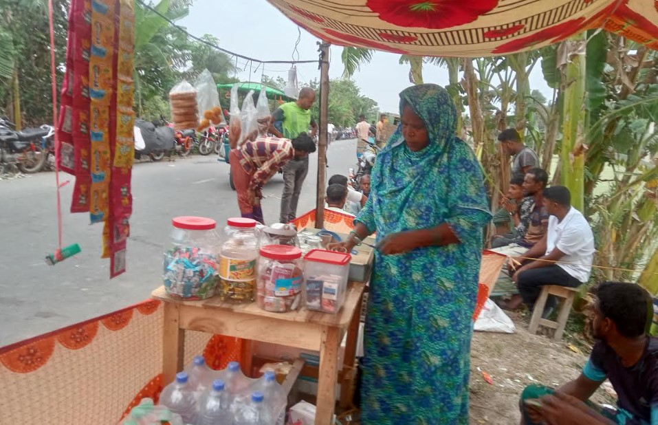 তেলের লাইনেই সেই বাঘ বিধবা মাহফুজার শেষ ‘ভরসা’