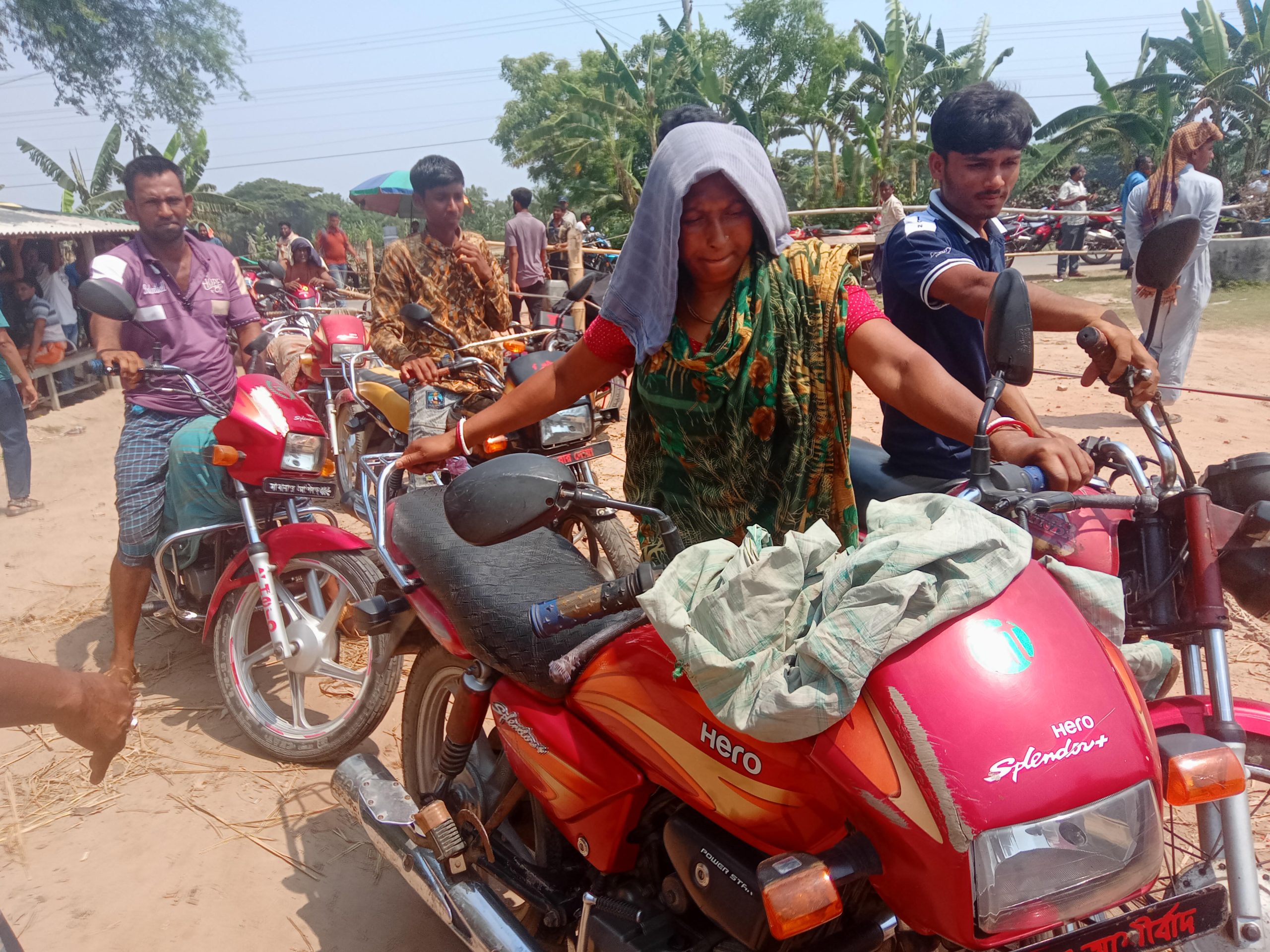 শ্যামনগরে বেকার হয়ে পড়া ছেলের গাড়ীর পেট্রোল সংগ্রহের জন্য মা দীর্ঘ লাইনে