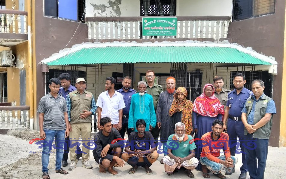 সুন্দরবনে নিখোঁজ ৪ মৌয়ালকে উদ্ধারের পর স্বজনদের কাছে হস্তান্তর