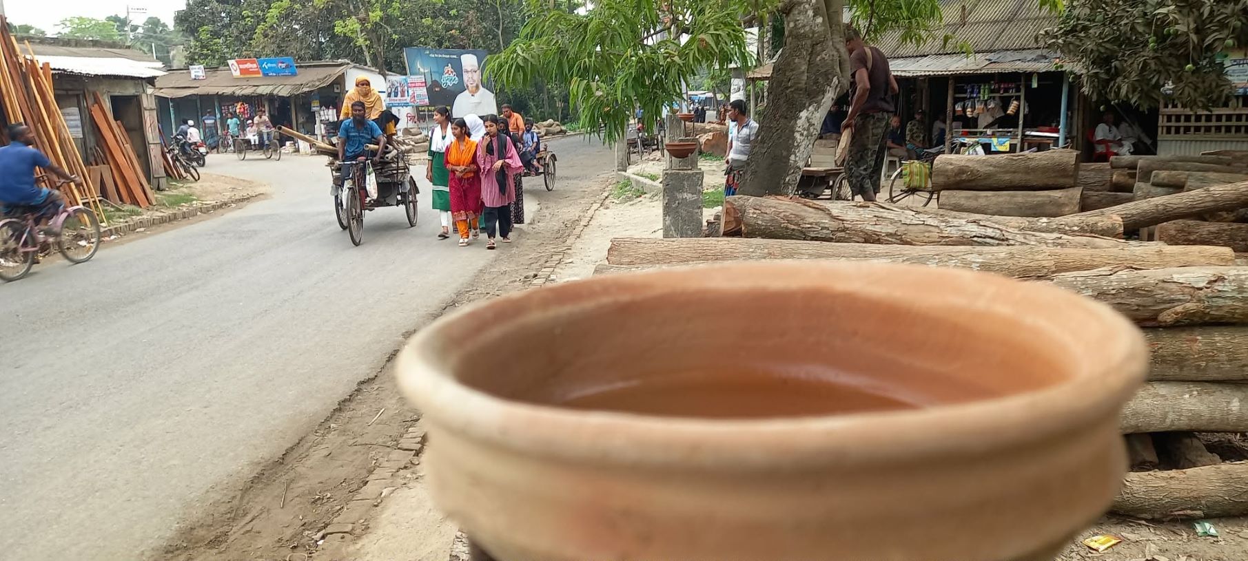 তীব্র তাপদাহে পাখিদের তৃষ্ণা মেটাতে খোলা পাত্রে পানির ব্যবস্থা