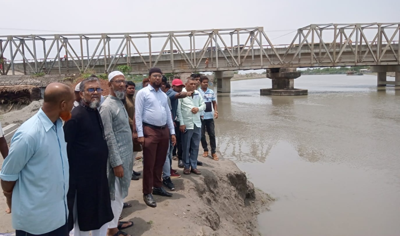 আশাশুনি বাজার ও ব্রীজ সংলগ্ন নদী ভাঙ্গন এলাকা পরিদর্শন করলেন পাওবো কর্মকর্তা