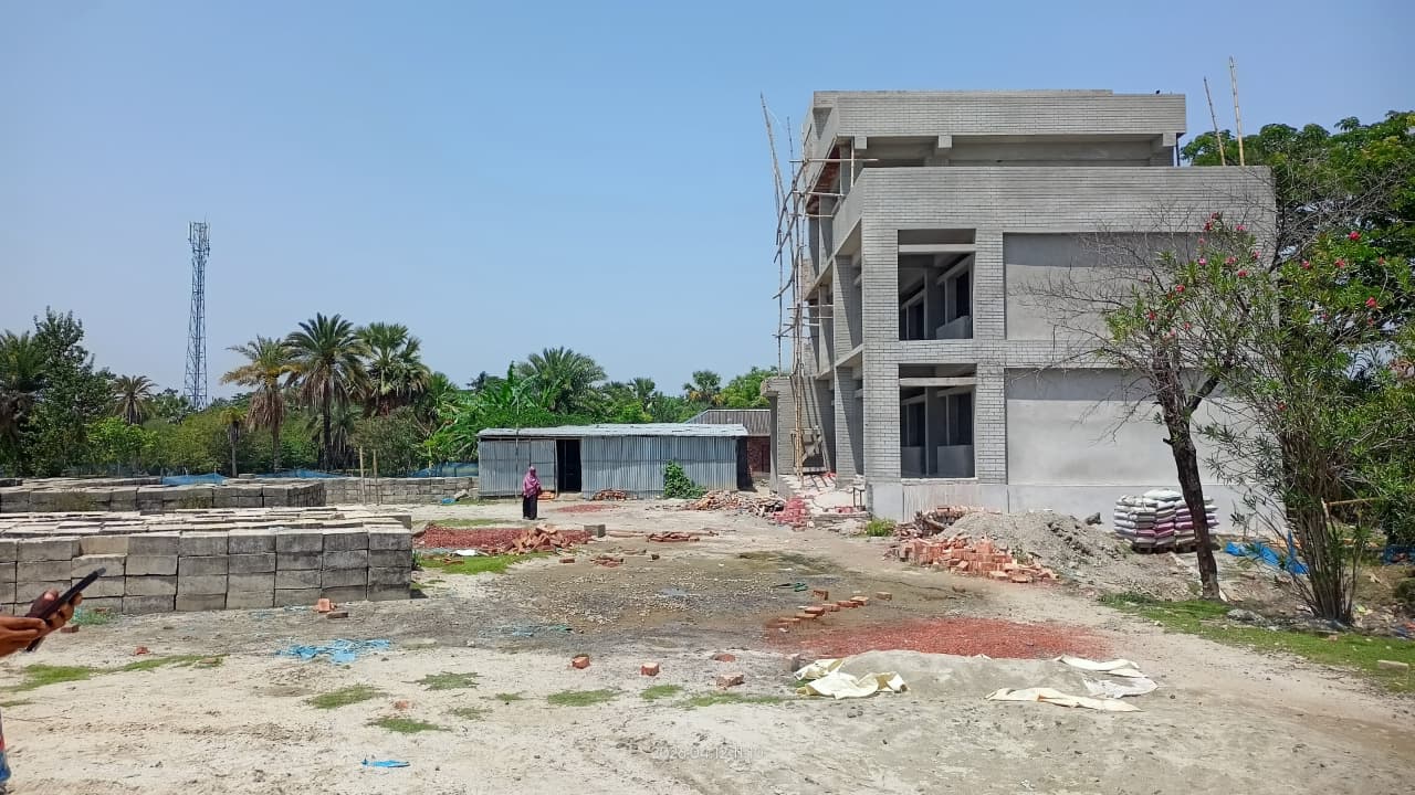 আশাশুনিতে প্রাথমিক বিদ্যালয়ের নির্মাণকাজে ধীরগতি