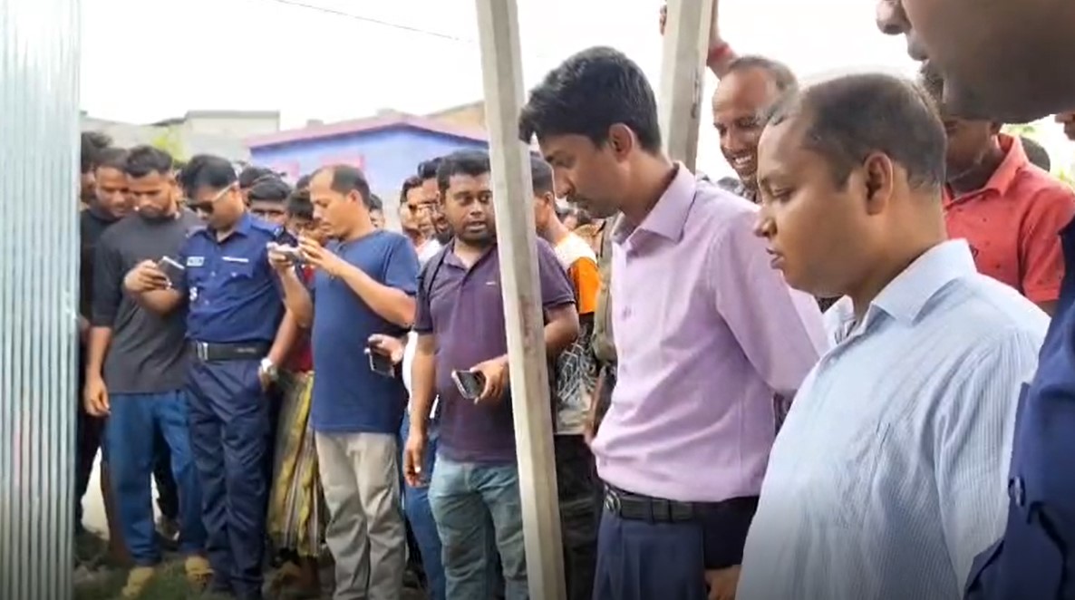 দেবহাটায় চিংড়িতে পুশ, ৫০ হাজার টাকা জরিমানা ও আটক চিংড়ি ধ্বংস