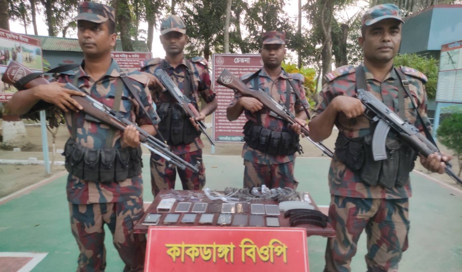 সাতক্ষীরায় বিজিবির অভিযানে মদসহ প্রায় বারো লক্ষ টাকার ভারতীয় মালামাল আটক