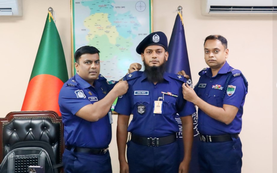 সাতক্ষীরায় পুলিশের সদ্য পদোন্নতিপ্রাপ্ত সদস্যকে র‌্যাংক ব্যাজ পরিয়ে দিলেন পুলিশ সুপার