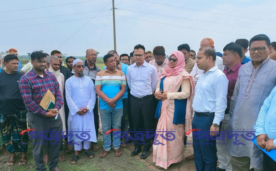 দেবহাটায় বোয়ালমারী খাল খনন কাজের উদ্বোধন করলেন জেলা প্রশাসক