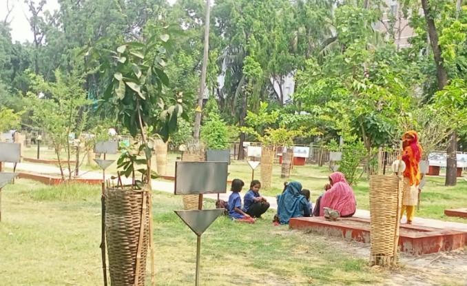 সাতক্ষীরায় তীব্র গরমে ত্রাহি দশা, সঙ্গে লোডশেডিংয়ের ভোগান্তি