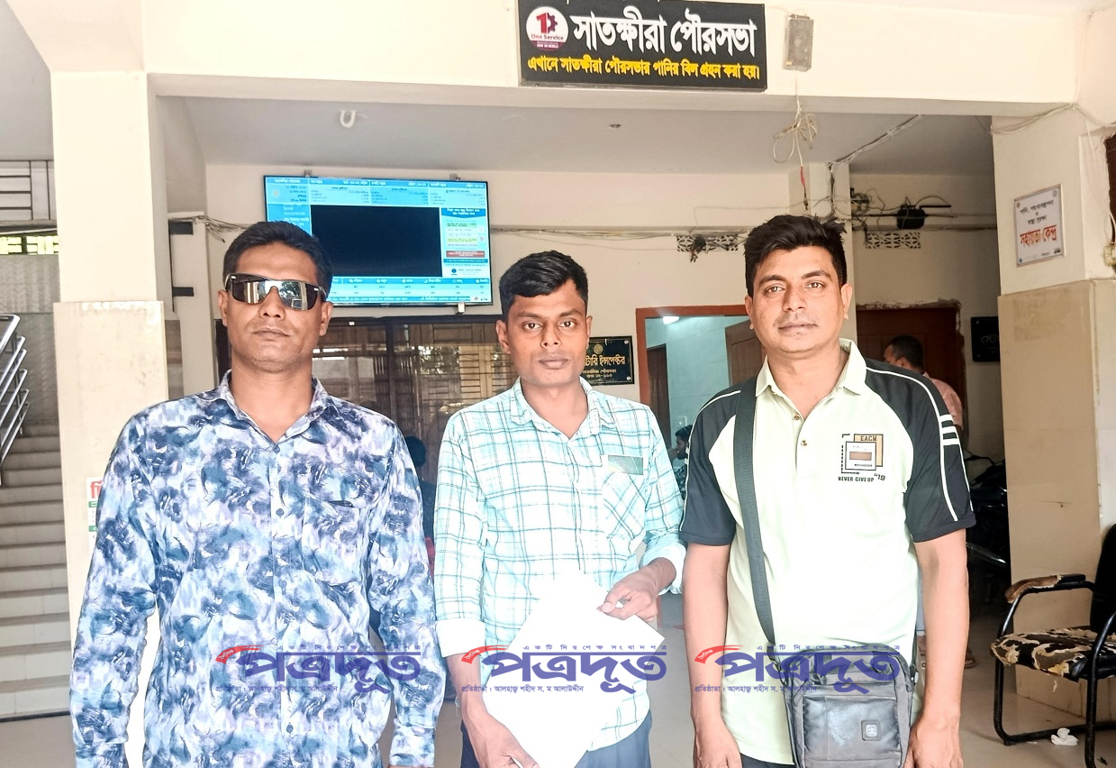 সাতক্ষীরায় কলেজ মোড়–মাছখোলা সড়ক যেন মরণফাঁদ: সংস্কারের দাবিতে আলটিমেটাম