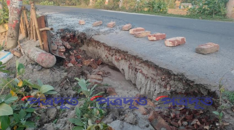 আশাশুনির মানিকখালি ব্রিজের সামনে মরণফাঁদ: দুর্ঘটনার শঙ্কা