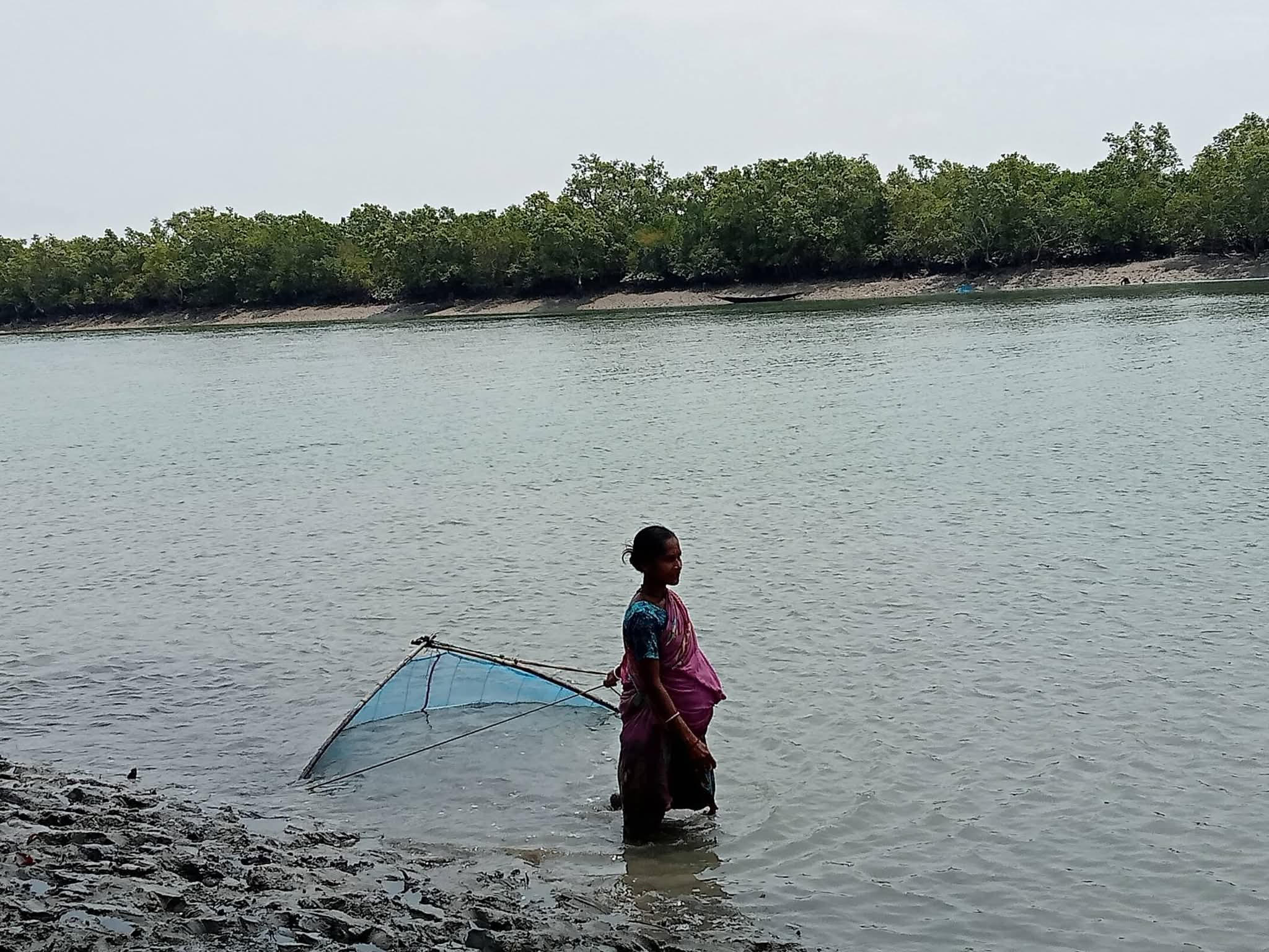 গর্ভে সন্তান নিয়ে নদীর নোনাজলে মায়ের জীবন সংগ্রাম