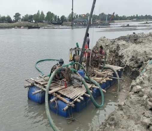 আশাশুনির বেতনা নদী থেকে অবৈধভাবে বালি উত্তোলনের অভিযোগ