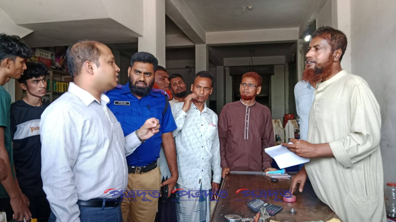 দেবহাটায় জ্বালানি তেল বিক্রয় কার্যক্রম পরিদর্শনে ইউএনও