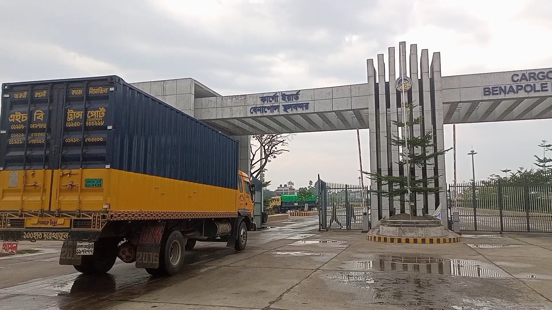 ভোমরা-বেনাপোল দিয়ে আমদানি-রপ্তানি ও পাসপোর্ট যাত্রী যাতায়াত স্বভাবিক