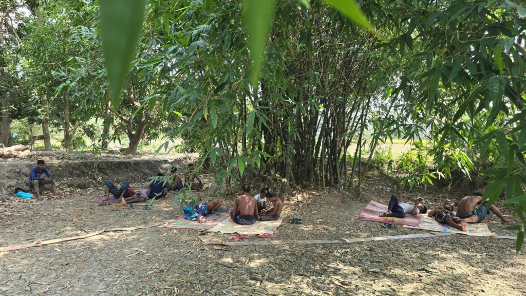 তীব্র গরমে লোডশেডিং, শেষ ভরসা বাঁশবাগান