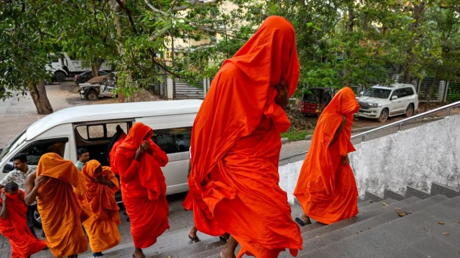 শ্রীলঙ্কার বিমানবন্দরে ১১০ কেজি গাঁজাসহ ২২ বৌদ্ধ ভিক্ষু আটক