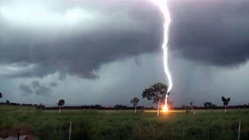 বজ্রপাত থেকে রক্ষা পেতে করণীয়