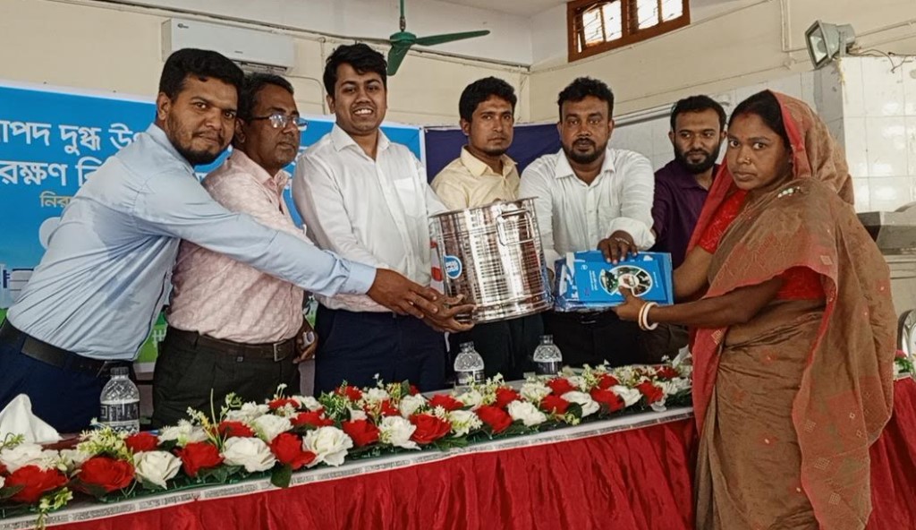 সাতক্ষীরায় নিরাপদ দুগ্ধ উৎপাদন পরিবহন ও সংরক্ষণ শীর্ষক প্রশিক্ষণ