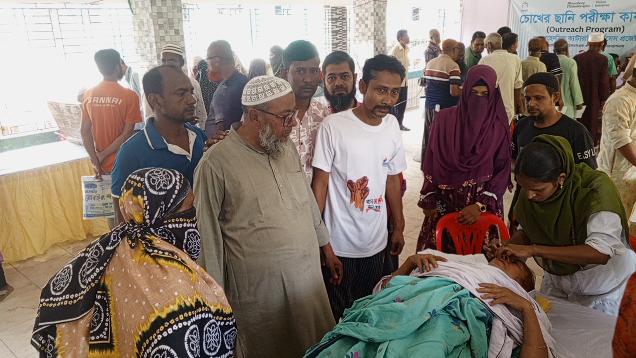 আন্তর্জাতিক শ্রমিক দিবস উপলক্ষে সাতক্ষীরায় দিনব্যাপী ফ্রি চক্ষু চিকিৎসা ক্যাম্প