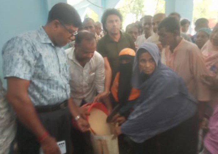 আশাশুনি সদরে ভিজিএফের চাল বিতরণ