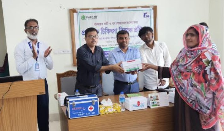 আশাশুনিতে স্বেচ্ছাসেবকদের প্রাথমিক চিকিৎসা বিষয়ক প্রশিক্ষণ