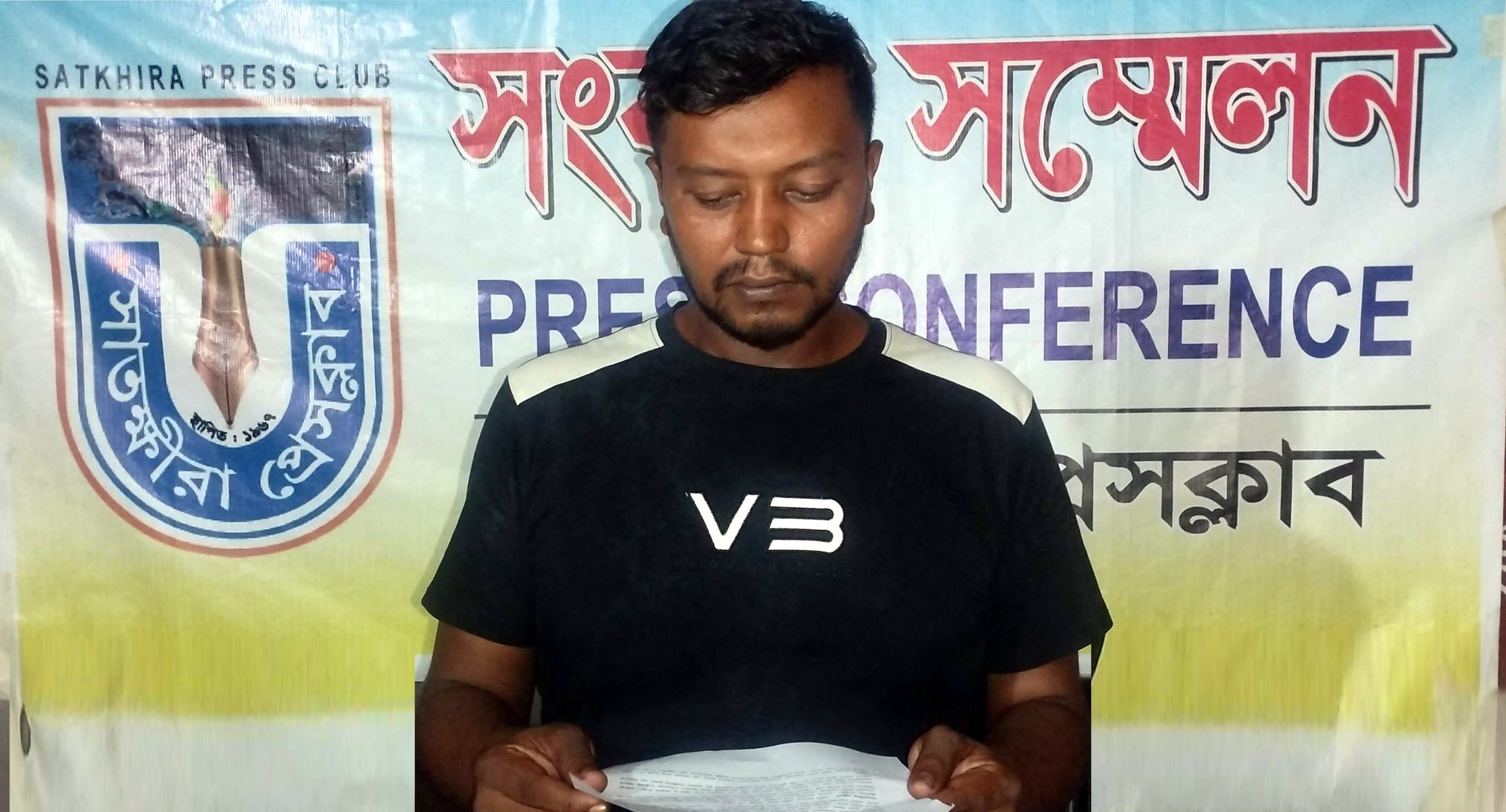ফুটপাত থেকে সরিয়ে নেওয়া ফল ও টাকা ফেরতের দাবিতে সংবাদ সম্মেলন
