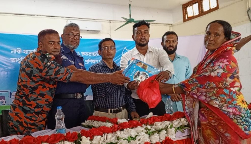সাতক্ষীরায় নারী খামারিদের দক্ষতা উন্নয়নে আধুনিক ব্যবস্থাপনা বিষয়ক প্রশিক্ষণ
