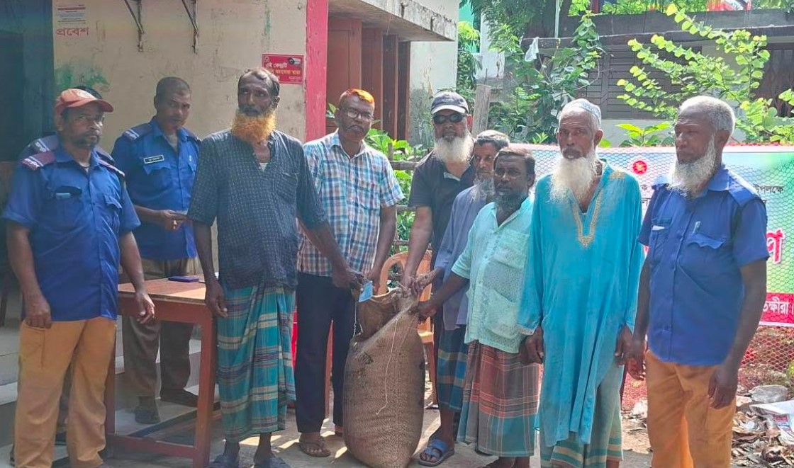 শ্যামনগরে ঈদুল আজহা উপলক্ষে কম আয়ের মানুষরা পেল ১৪৮ মেট্রিক টন চাল