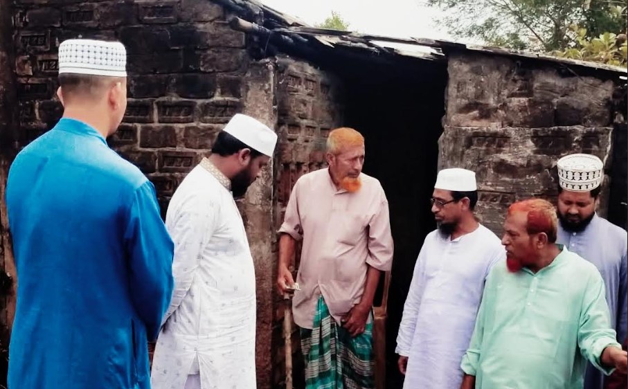দেবহাটার পল্লীতে অগ্নিকান্ডে ক্ষতিগ্রস্ত পরিবারের পাশে জামায়াত নেতৃবৃন্দ