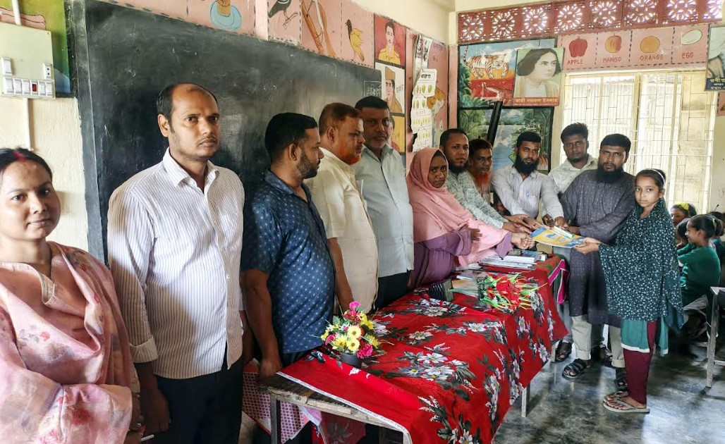 তালায় শিক্ষার্থীদের মাঝে শিক্ষা উপকরণ বিতরণ