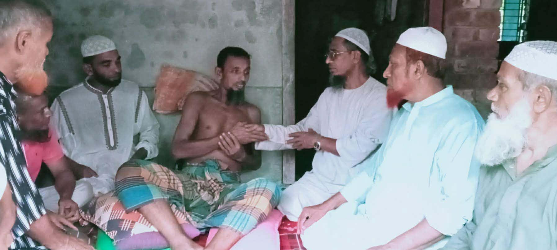 অসুস্থ ব্যক্তির পাশে দেবহাটা উপজেলা জামায়াতের আমির