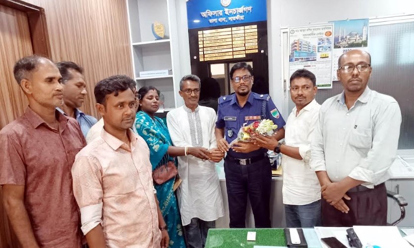 তালা থানার ওসির সঙ্গে হিন্দু, বৌদ্ধ, খ্রিষ্টান কল্যাণ ফ্রন্ট নেতৃবৃন্দের সৌজন্য সাক্ষাৎ