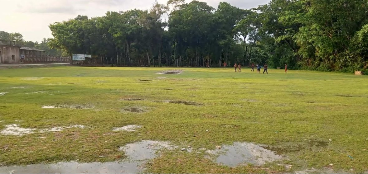 পাইকগাছায় গদাইপুর ফুটবল খেলার মাঠে পশু হাট বসানো বন্ধের দাবিতে স্মারকলিপি