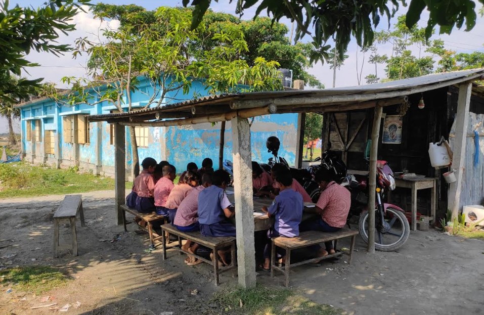 তালায় জরাজীর্ণ স্কুল ভবন: শ্রেণিকক্ষ ছেড়ে খোলা আকাশে ক্লাস, আতঙ্কে শিক্ষার্থীরা