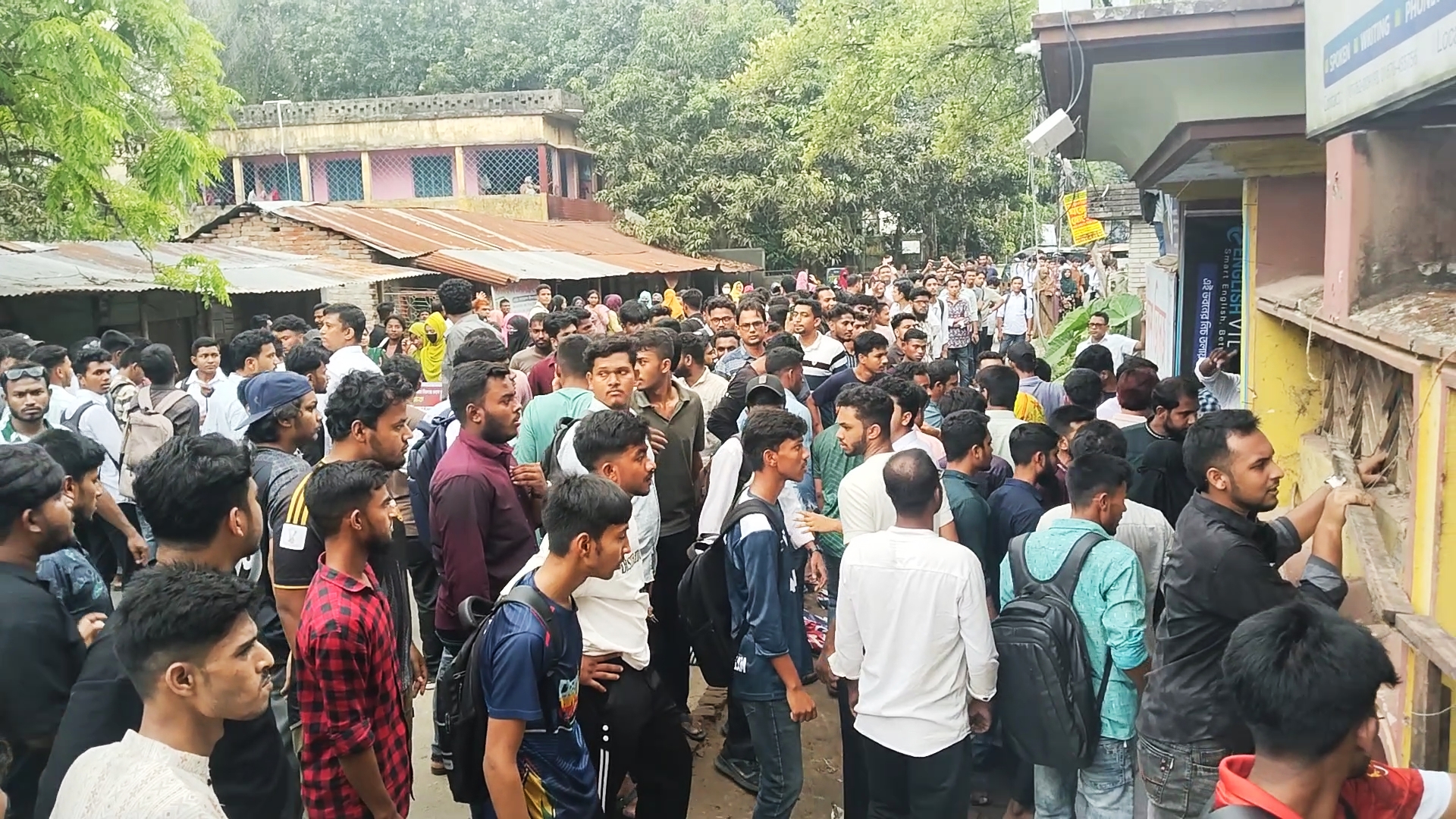 সাতক্ষীরায় কোচিং সেন্টার ঘেরাও করে শিক্ষার্থীদের বিক্ষোভ, তালাবদ্ধ করল পুলিশ