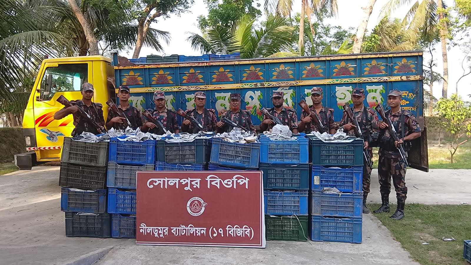 নীলডুমুর ১৭ বিজিবির ১৫ দিনের অভিযানে ৩১ লক্ষাধিক টাকার মাদকসহ ৪ জন আটক